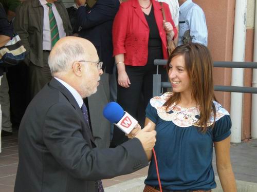 Manuel Toharia atendiendo a los medios que cubrieron el evento