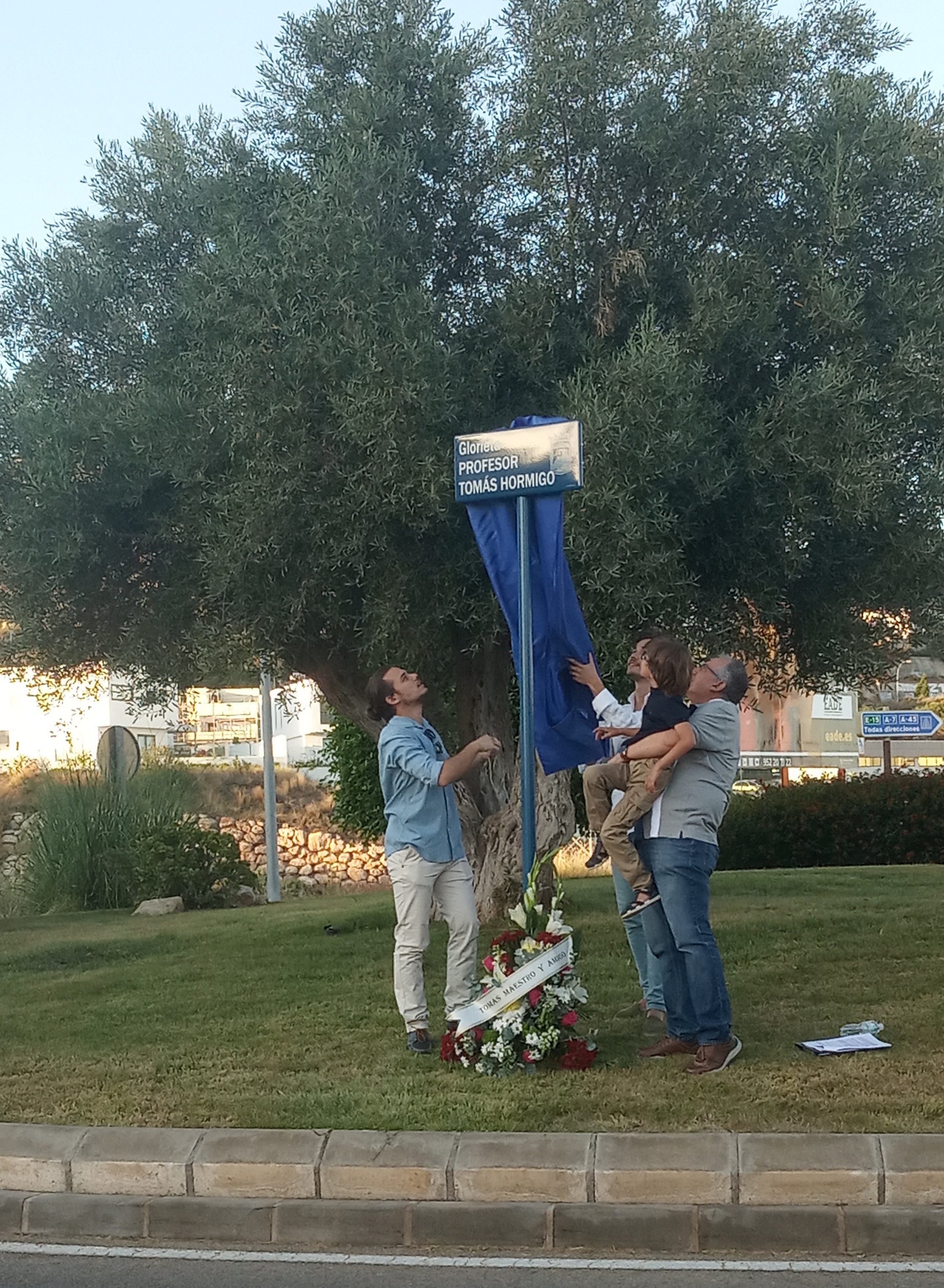 Descubriendo la Placa Glorieta Profesor Tomás Hormigo.